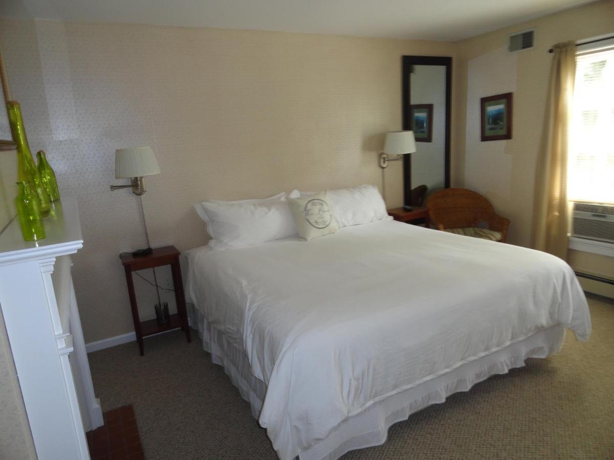 The Bond 1786 Inn (Adults Only) Warrensburg Habitación foto